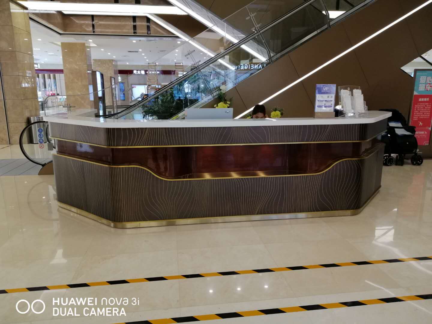商場(chǎng)展柜
