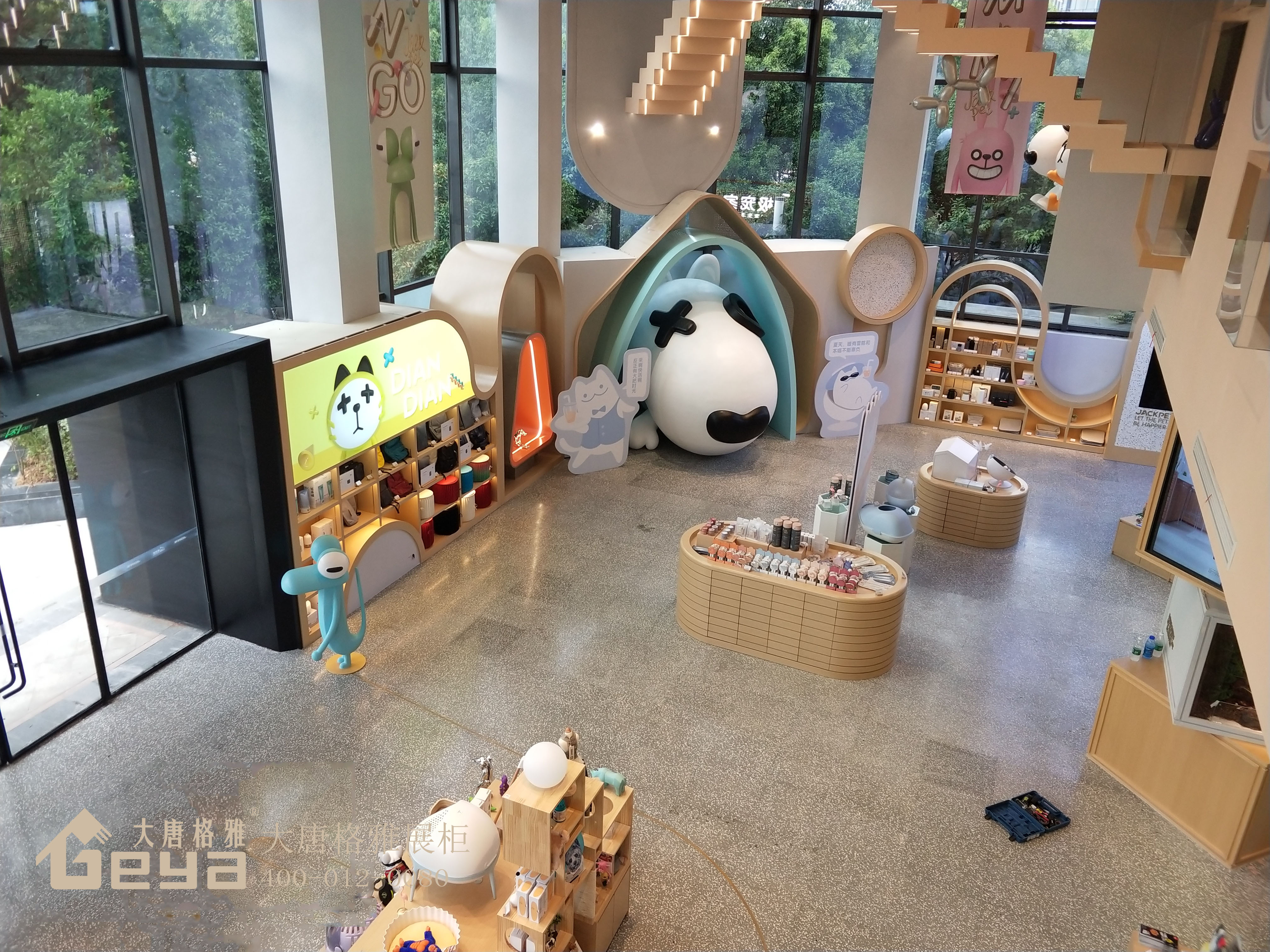 從哪些方面去看展柜制作廠家的實(shí)力?
