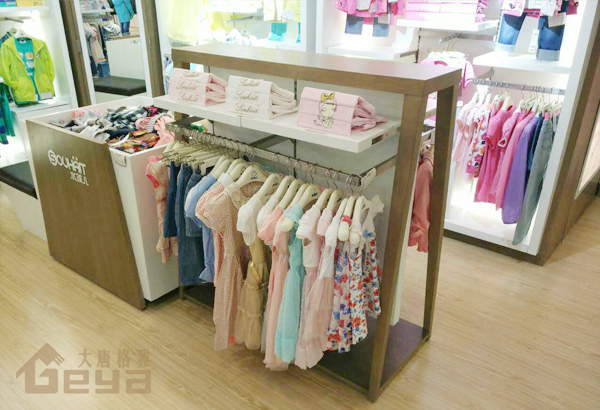產品展示-兒童服裝展柜-水孩兒